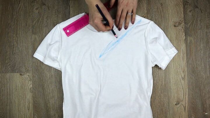 3 cool t shirt cutting ideas that are completely no sew, Thickening the line