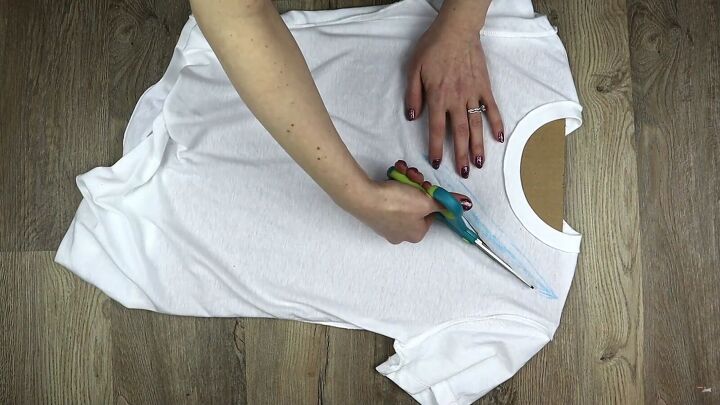 3 cool t shirt cutting ideas that are completely no sew, Cutting out the oval shape