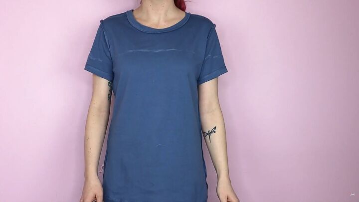 3 cool t shirt cutting ideas that are completely no sew, T shirt with a marking across the chest