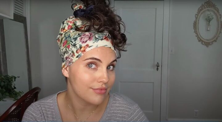 How to Keep Curly Hair From Getting Frizzy While Sleeping | Upstyle How to Keep Curly Hair From Getting Frizzy While Sleeping | Upstyle