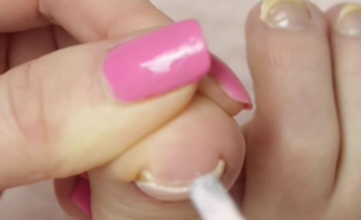 how to give yourself an amazing toenail makeover at home, Adding polish to the edges to seal the color