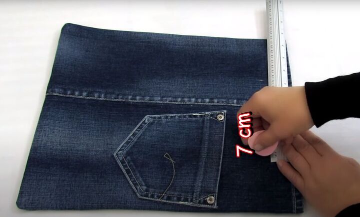 how to make a diy denim tote bag in 3 simple steps, Marking the middle of the bag