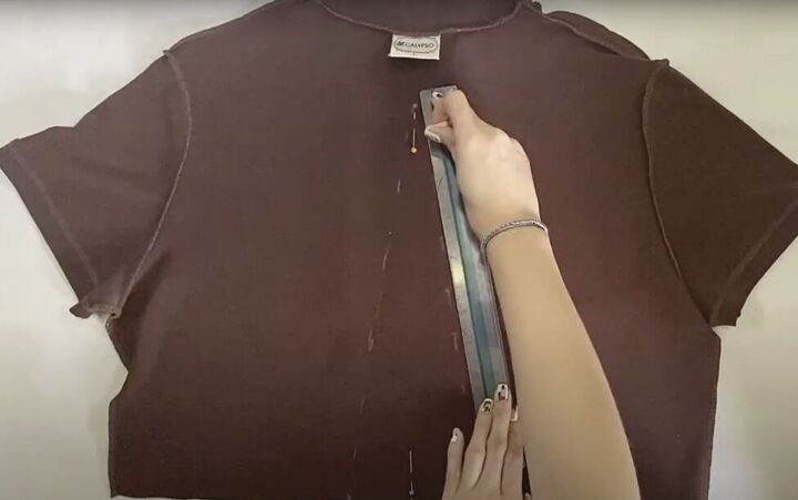 how to easily make a diy open back top out of an old t shirt, Marking the V shape at the back of the shirt