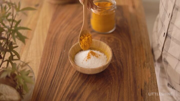 6 amazing beauty hacks with turmeric you can try out at home, Add turmeric powder to sugar