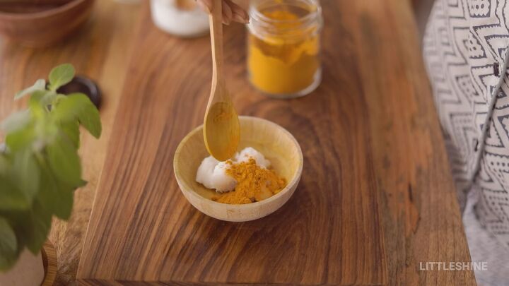6 amazing beauty hacks with turmeric you can try out at home, Adding turmeric powder to the coconut oil