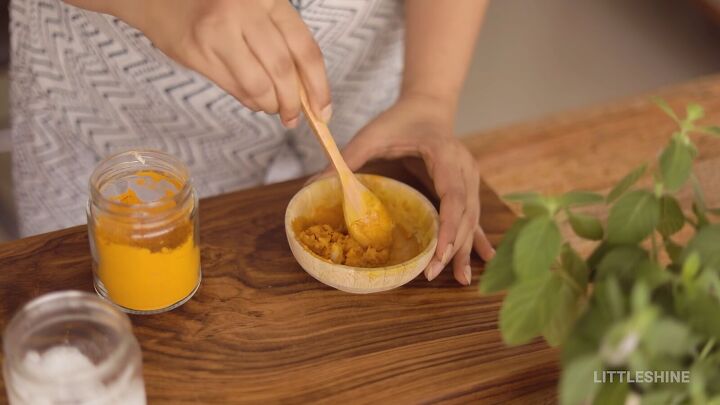 6 amazing beauty hacks with turmeric you can try out at home, Mixing the turmeric powder and coconut oil together