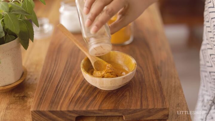 6 amazing beauty hacks with turmeric you can try out at home, Adding a dash of clove powder to the mixture