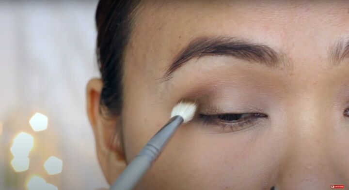 how to do easy beginner eyeshadow step by step 2 simple looks, Applying a darker shade of eyeshadow to the outer corner