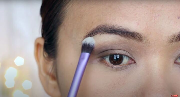 how to do easy beginner eyeshadow step by step 2 simple looks, Applying white eyeshadow to the brow bone