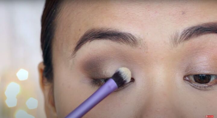how to do easy beginner eyeshadow step by step 2 simple looks, Applying white eyeshadow to the inner corners