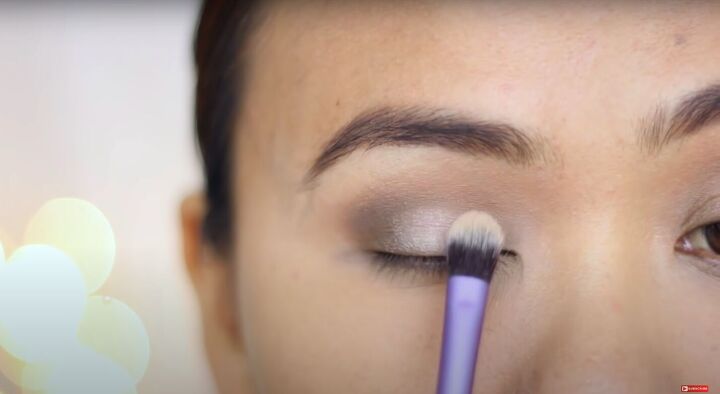 how to do easy beginner eyeshadow step by step 2 simple looks, Applying shimmer eyeshadow to the center of the lid