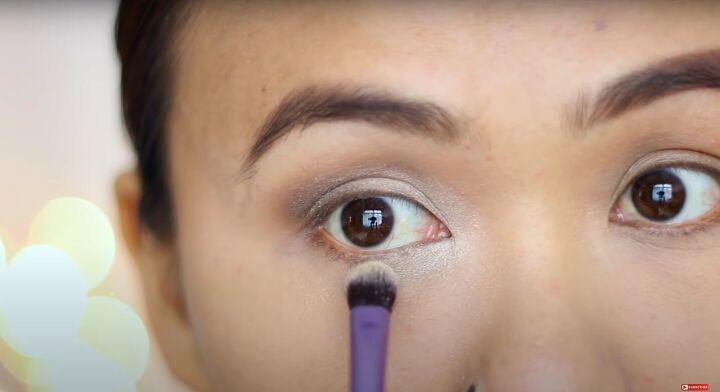 how to do easy beginner eyeshadow step by step 2 simple looks, Applying eyeshadow under the eye