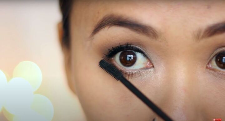 how to do easy beginner eyeshadow step by step 2 simple looks, Applying mascara to eyelashes