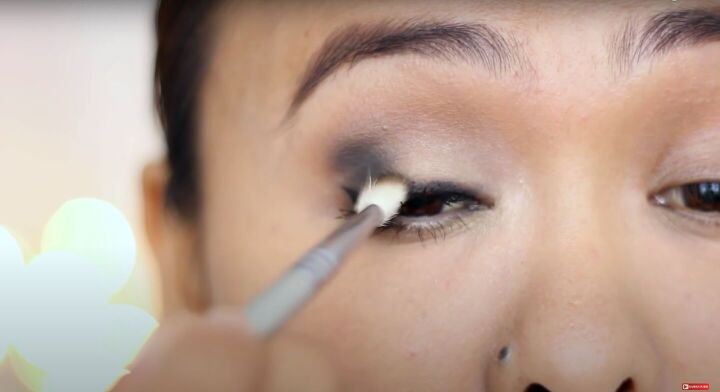 how to do easy beginner eyeshadow step by step 2 simple looks, Intensifying the eyeshadow with black