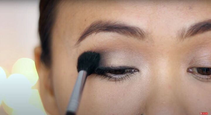 how to do easy beginner eyeshadow step by step 2 simple looks, Blending the black eyeshadow