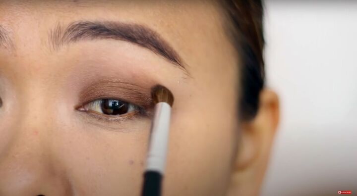how to do easy beginner eyeshadow step by step 2 simple looks, Blending the edges of the eyeshadow