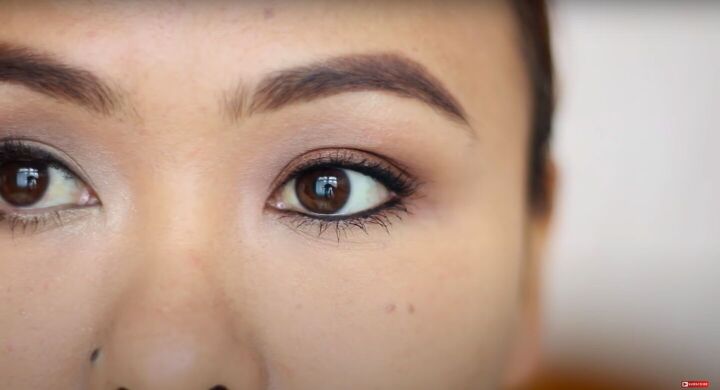 how to do easy beginner eyeshadow step by step 2 simple looks, Adding eyeliner to the waterline