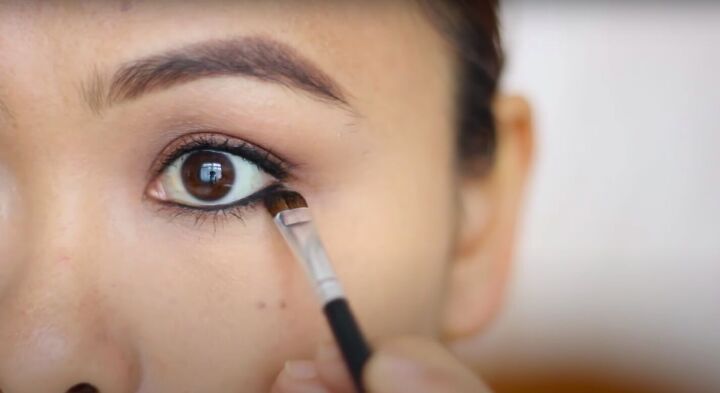 how to do easy beginner eyeshadow step by step 2 simple looks, Applying brown eyeshadow to the lower lash line