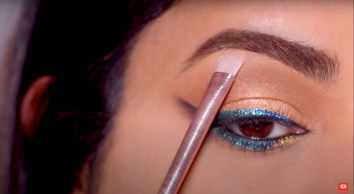how to do a sexy reverse smokey eye step by step makeup tutorial, Applying highlight to the brow bone