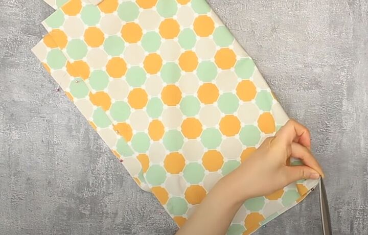how to sew super easy diy reusable grocery bags, Snipping at the corners
