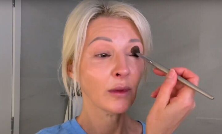 want an everyday glow try this natural makeup tutorial for over 50s, Applying powder to the eyelids with a brush
