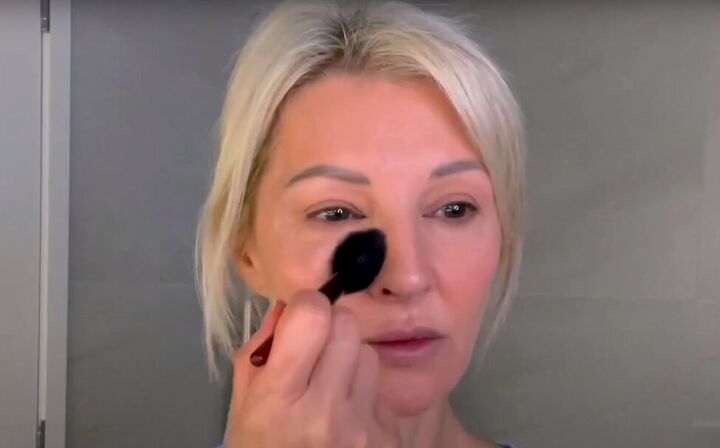 want an everyday glow try this natural makeup tutorial for over 50s, Applying face powder to reduce shine