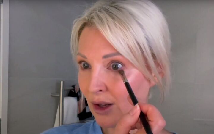 want an everyday glow try this natural makeup tutorial for over 50s, Applying bronzer under the lower lashes