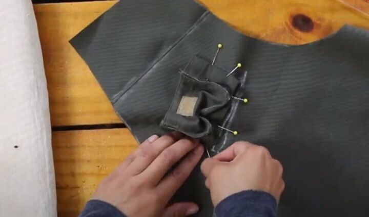 how to make a utility vest with multiple pockets, Pinning the pocket to the vest