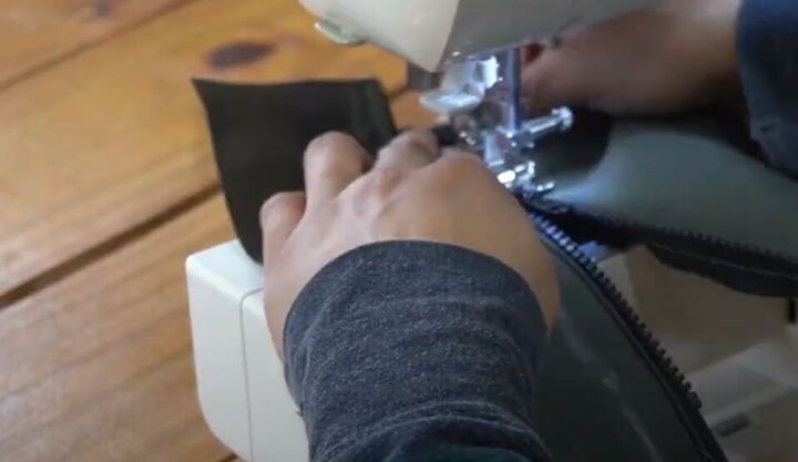how to make a utility vest with multiple pockets, Sewing the zipper