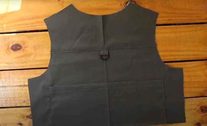 how to make a utility vest with multiple pockets, Adding a back pocket