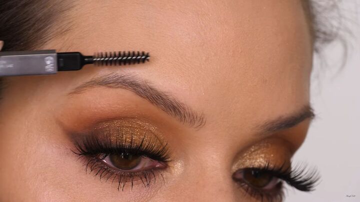 how to draw individual hair strokes using a brow pencil, Prepping eyebrows with a spoolie brush