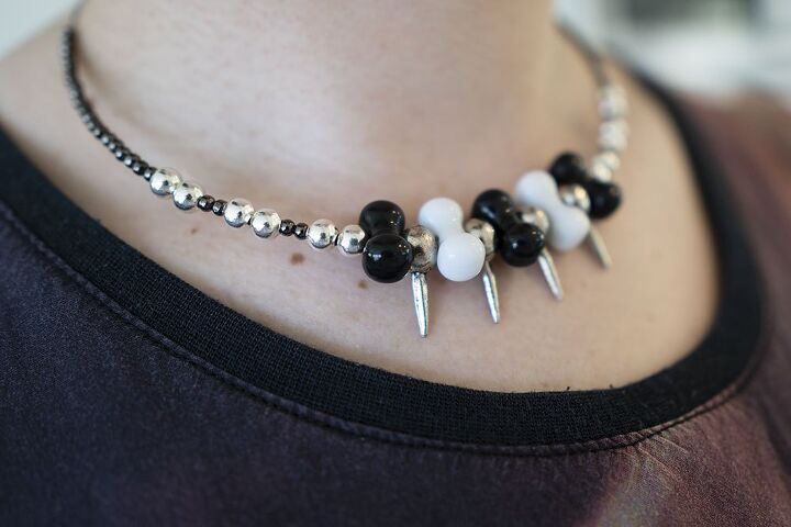 how to make a halloween spikes and bones necklace