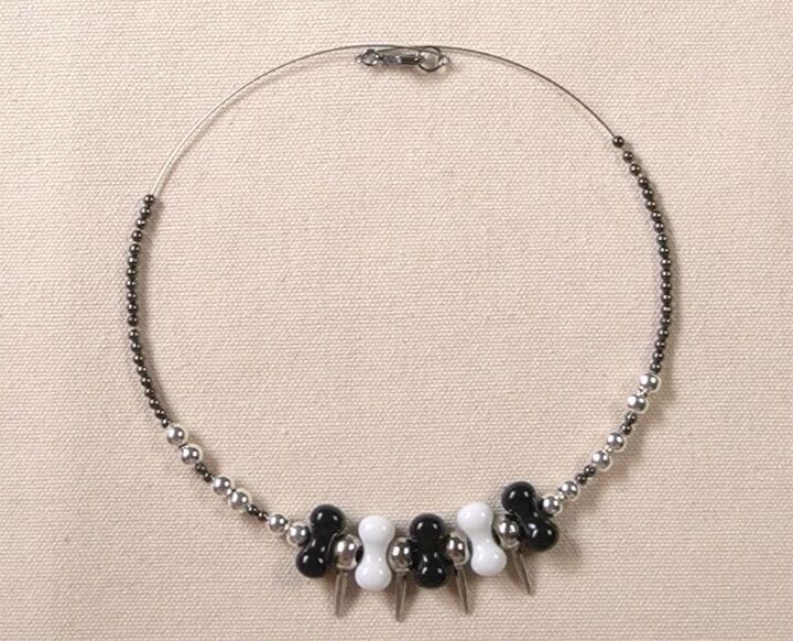 how to make a halloween spikes and bones necklace