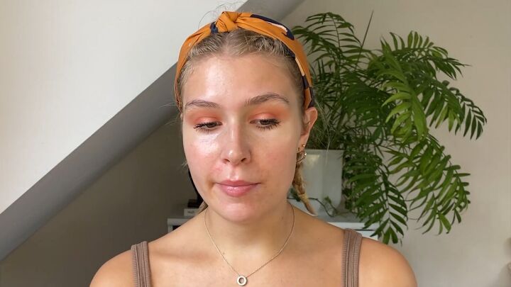 how to cover flaky skin with makeup for a light natural look, Peach eye makeup