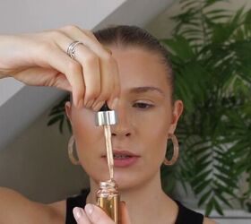 how to create a glowy bronze makeup look for spring summer, Liquid highlighter with a pipette