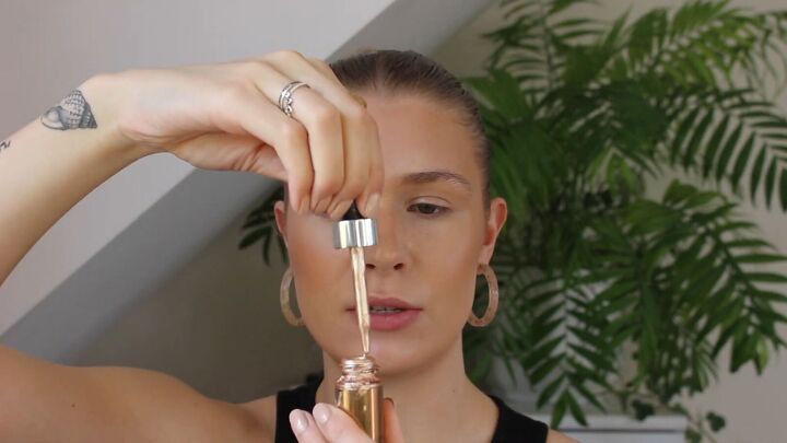 how to create a glowy bronze makeup look for spring summer, Liquid highlighter with a pipette