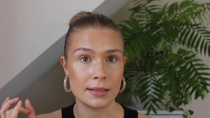 how to create a glowy bronze makeup look for spring summer, How to do a glowy natural makeup look