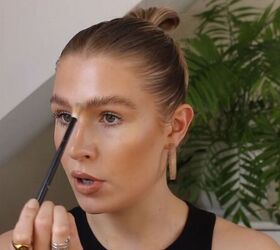 how to create a glowy bronze makeup look for spring summer, Applying the setting powder to the center of the face