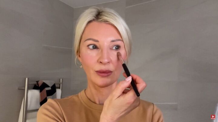 how to hide dark circles under eyes 8 key tips for women over 50, Applying setting powder with a brush
