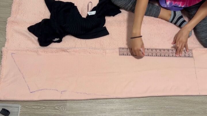 How to Make a Cozy Sherpa Robe Out of a $5 Walmart Blanket | Upstyle