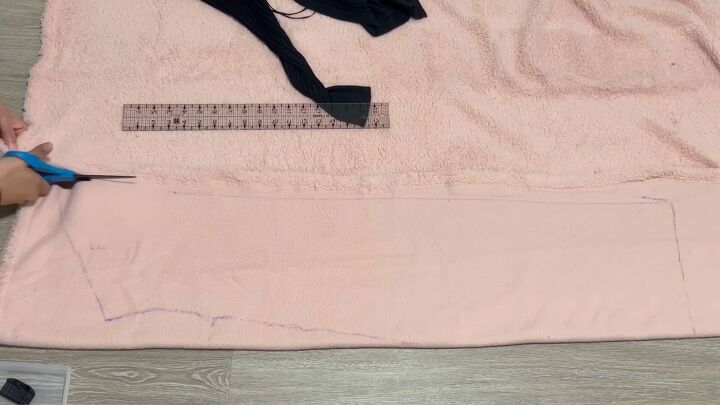 How to Make a Cozy Sherpa Robe Out of a $5 Walmart Blanket | Upstyle