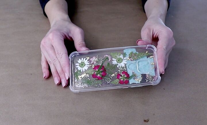 how to easily make a pretty pressed flower phone case for spring, Letting the nail polish dry