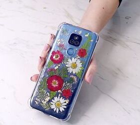 How to Easily Make a Pretty Pressed Flower Phone Case For Spring
