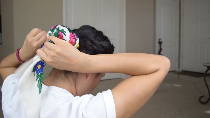 7 cute scarf hairstyles you can do quickly easily at home, Tying the bottom of the scarf