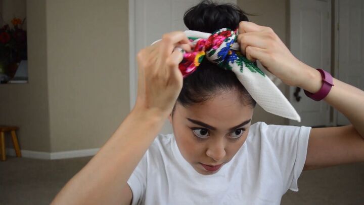 7 cute scarf hairstyles you can do quickly easily at home, Tying the scarf into a bow