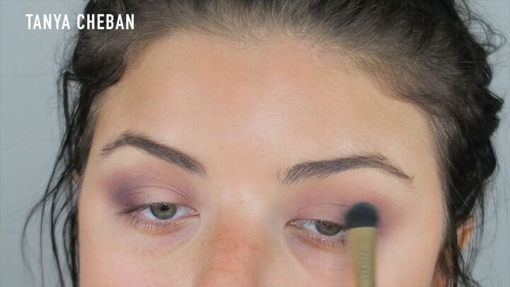 how to do a purple smokey eye for a glam spring summer look, Adding a yellow toned neutral eyeshadow to highlight