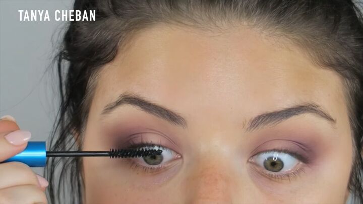 how to do a purple smokey eye for a glam spring summer look, Adding mascara to upper lashes