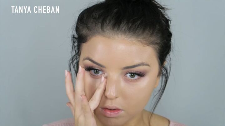 how to do a purple smokey eye for a glam spring summer look, Adding concealer under eyes with fingers