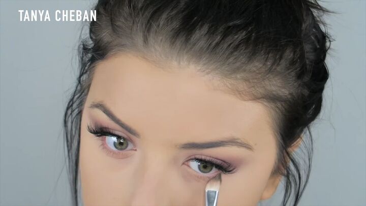 how to do a purple smokey eye for a glam spring summer look, Applying eyeshadow under the lashes