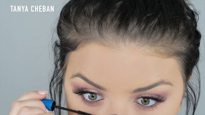how to do a purple smokey eye for a glam spring summer look, Applying mascara to lower lashes
